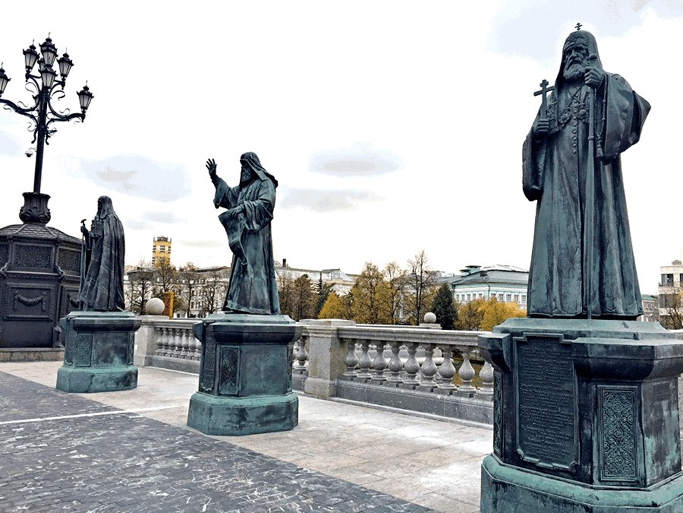 Святые патриархи России — скульптуры у храма Христа Спасителя в центре Москвы