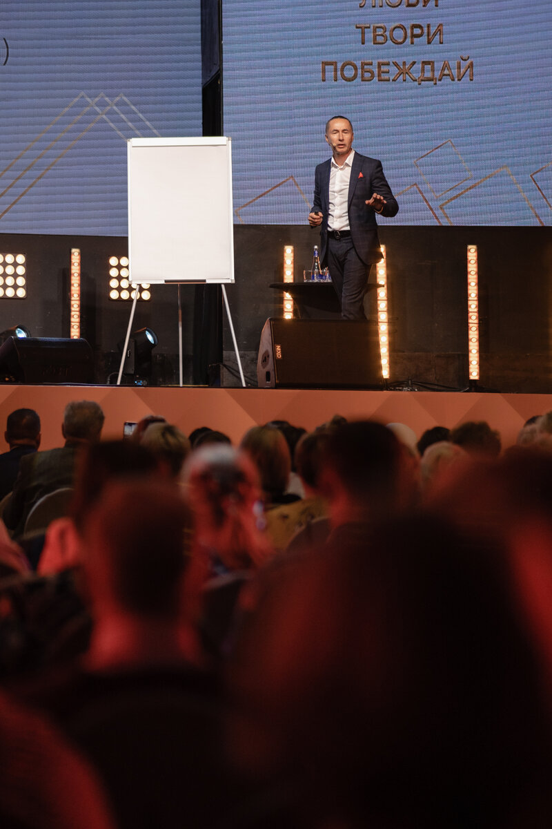 • Легендарный российский бизнес-тренер, успешный предприниматель и владелец бизнесов . • Президент Ассоциации профессиональных интернет-предпринимателей. • Меценат, общественный деятель, просветитель в области бизнес-образования. • С 1987 года изучает возможности человека и пути повышения личной эффективности. • Обучался у Джека Траута («Сила Простоты»), Дона Кемпбела ("Метод Моцарта"), Джерри Таплица ("НЛП, маркетинг"). • 16 лет беспрерывно путешествовал по странам Европы и Азии, обучая предпринимателей эффективным системам современного маркетинга. • 445 учеников Всеволода Татаринова стали миллионерами. • Провел более 1500 обучающих тренингов и семинаров, которые посетило более 1 000 000 человек • Эксперт в области наставничества. Подготовил 276 бизнес-тренеров. • Автор методики «Технология создания контролируемого будущего». • Автор настольной книги тысяч предпринимателей «La Destreza de la vida» («Высокое мастерство жизни») • Автор системы Дискриминационного маркетинга. + Спикер российского общества "Знание"

