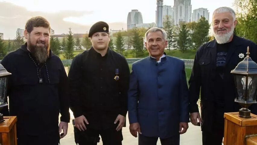     15 летний Адам Кадыров, ставший героем Чечни и кавалером двух региональных орденов, не получит наград Удмуртии.