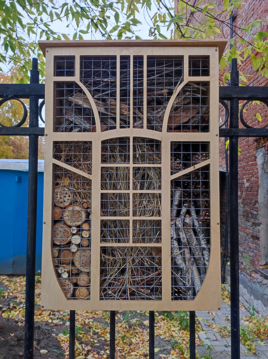 Инсектарий выполнен в виде одного из окон дома Печокас