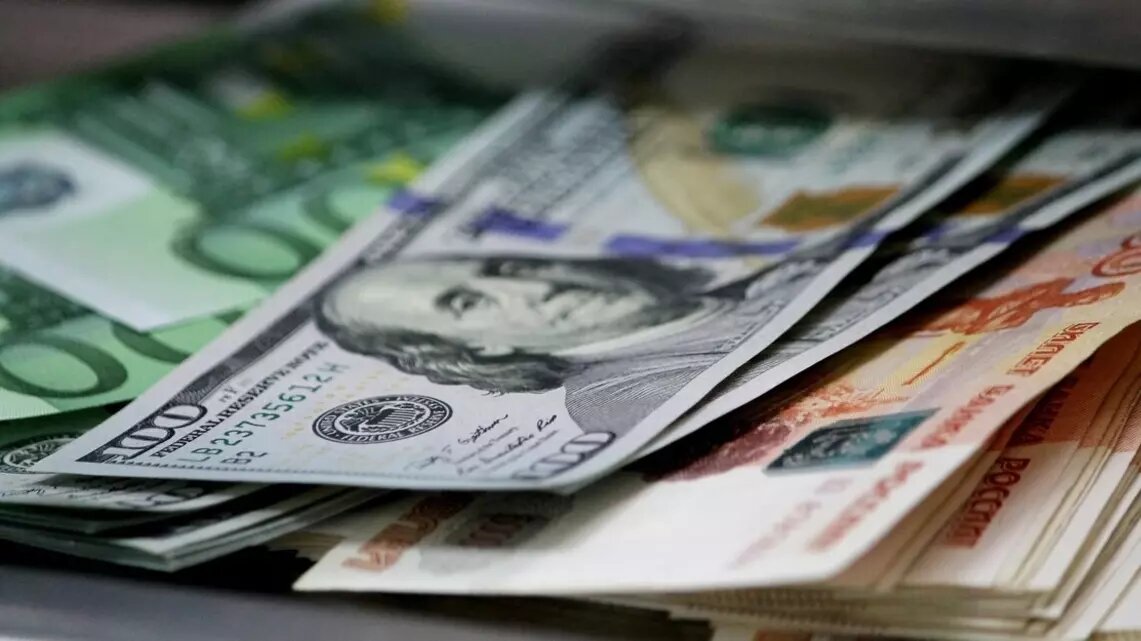     Миллионер и ведущий Камил Бартошек устроил настоящий деньгопад над полем в Чехии. С вертолета он сбросил 1 млн долларов. Этого события на земле ждали несколько тысяч человек, которые приступили к сбору купюр.