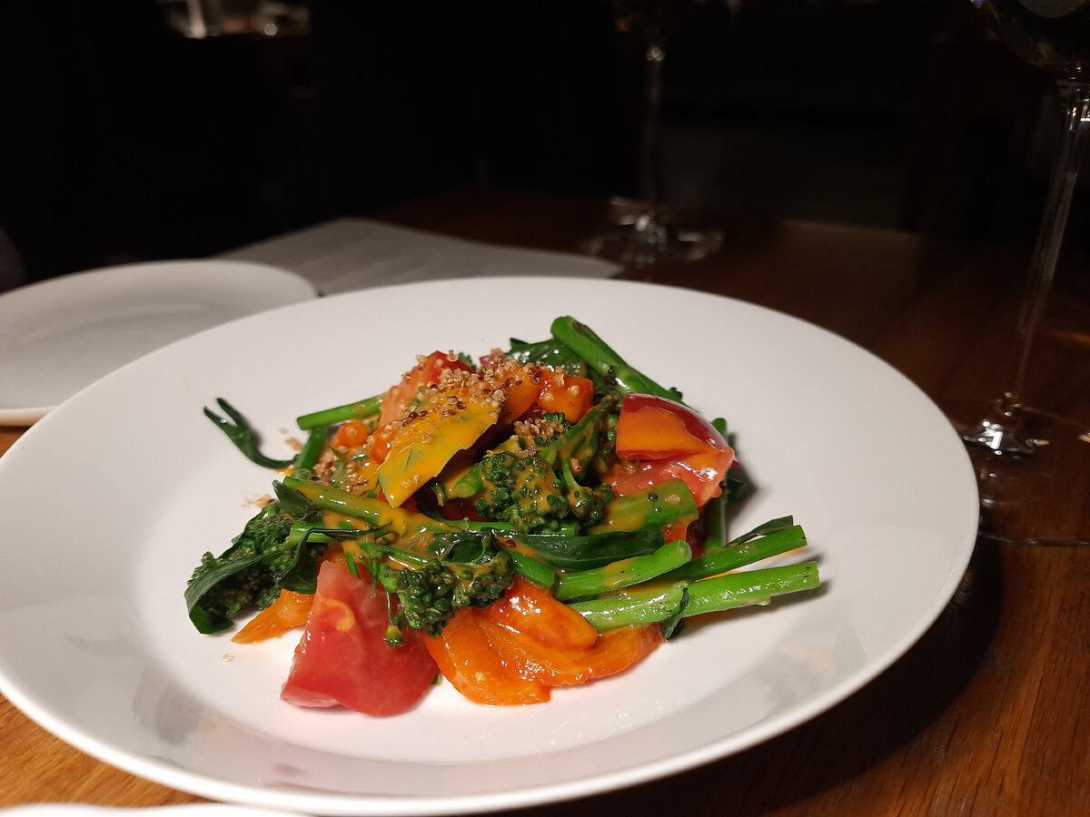 Салат с брокколи и печеным перцем, 550 р. 