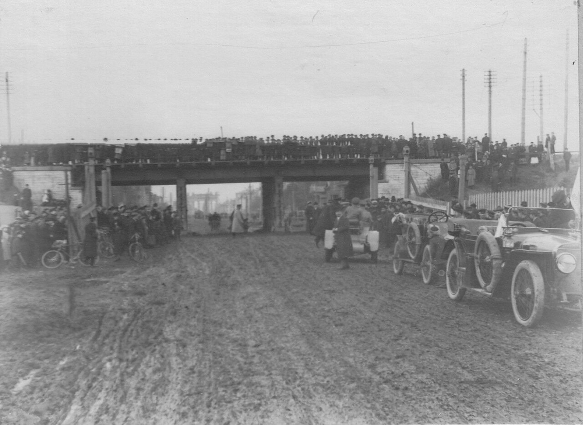 Источник фото : Яндекс картинки Автомобильный пробег Москва-Петербург. 1907