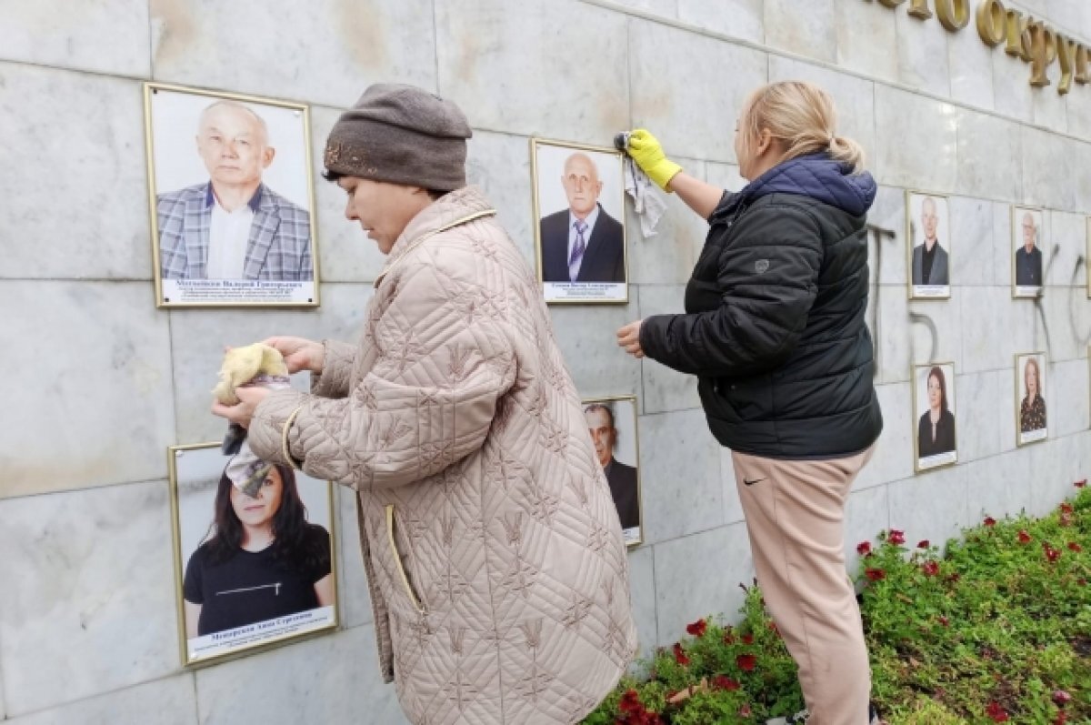    Вандалы разрисовали доску почёта возле администрации Тамбова