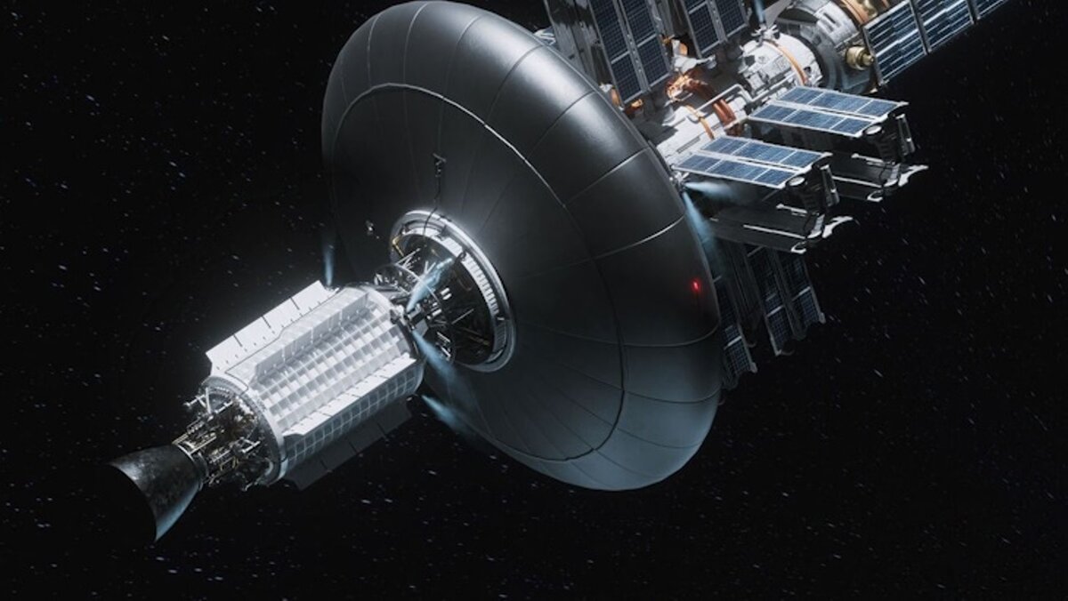    Схема космического ядерно-теплового двигателя, Космический ядерный реактор Kilopower, Справа инженер завершает подключение термопар KRUSTY. Сверху показан массив из 8 преобразователей Стирлинга и имитаторов. Тепловые трубы соединяются со Стирлингом в коническом конденсаторе, из которого натрий спускается обратно в активную зону, ,