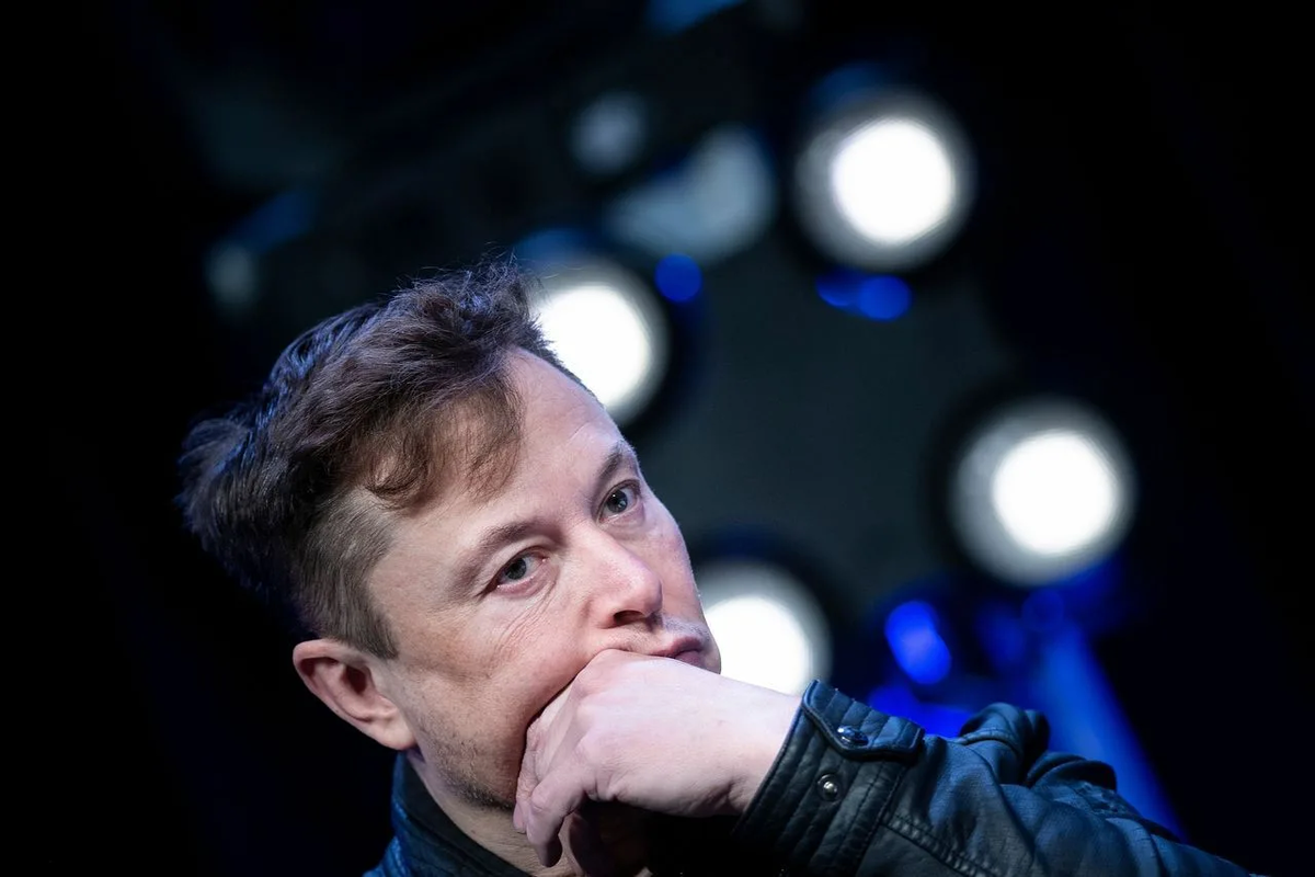 Состояние: $180 млрд Источник состояния: Tesla, SpaceX
Возраст: 51
Страна: США

После четырех лет возглавления рейтинга миллиардеров Forbes, Джеффа Безоса в 2022 году сменил на первом месте Илон Маск. Однако в текущем году Маск снова не занял лидирующую позицию. 
Маск является крупнейшим акционером Tesla, владея около 23% акций. Однако, более половины его акций находятся в залоге в качестве обеспечения кредитов. Кроме того, он также владеет долей в компании SpaceX, основанной в 2002 году. После последнего раунда инвестиций в мае 2022 года стоимость компании составляет $127 млрд, и Маск сумел увеличить стоимость своей доли в четыре раза за последние три года.

Цены акций Tesla снизились почти на 50% после того, как миллиардер объявил о покупке Twitter за $44 млрд в апреле прошлого года. Часть средств для этой сделки Маск получил от продажи акций Tesla на $23 млрд. В то же время, компания SpaceX продолжает расти, и ее стоимость оценивается почти в $140 млрд. Тем не менее, состояние Маска сократилось на $39 млрд по сравнению с прошлым годом.