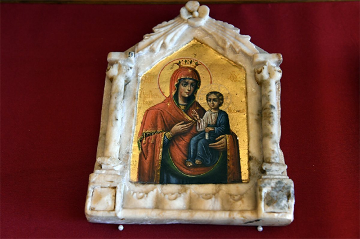    Икона Пресвятой Богородицы «Иверская», принадлежавшая доктору Евгению Сергеевичу Боткину.