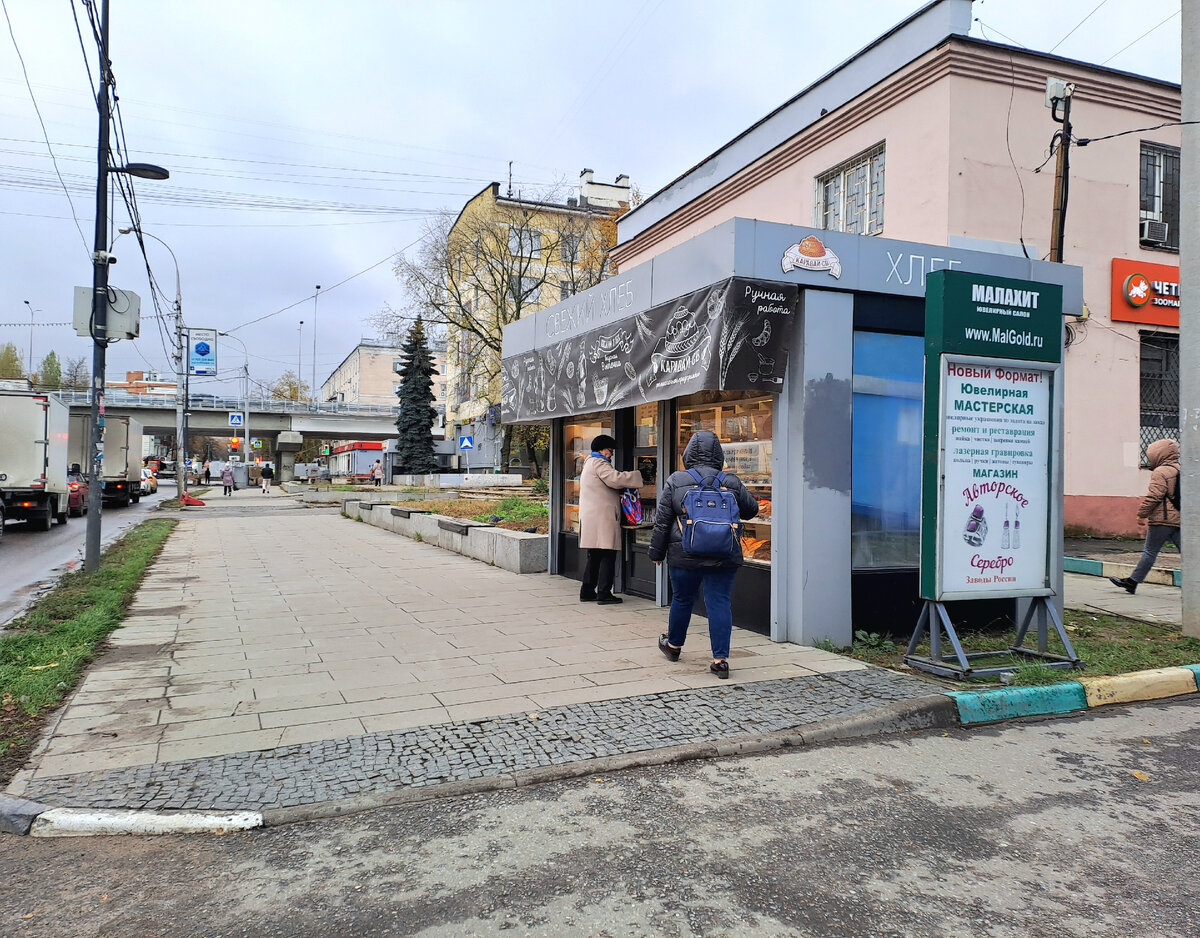 На обратном пути встретился мне ларёк Каравай-СВ.