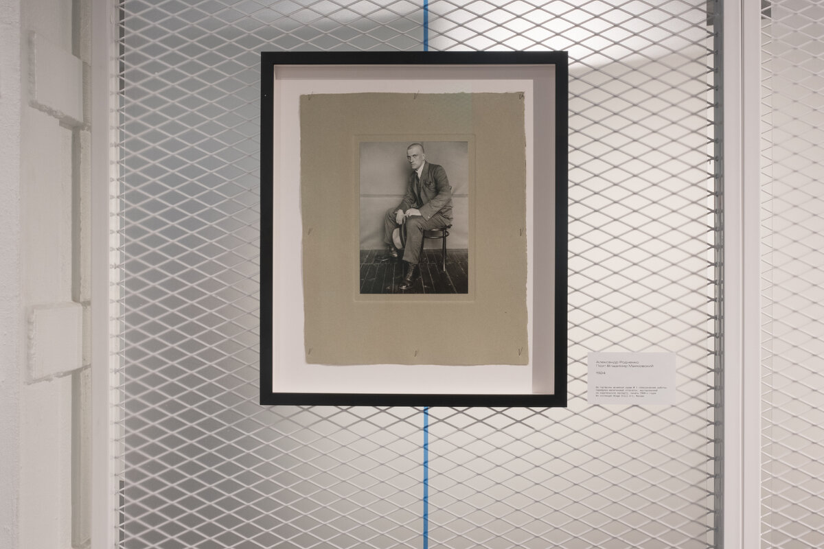 Фотопортрет Владимира Маяковского, сделанный Александром Родченко в 1924 году, на выставке «Родченко. Личное». Фотограф Анастасия Пожидаева © Предоставлено пресс-службой Центра «Зотов»