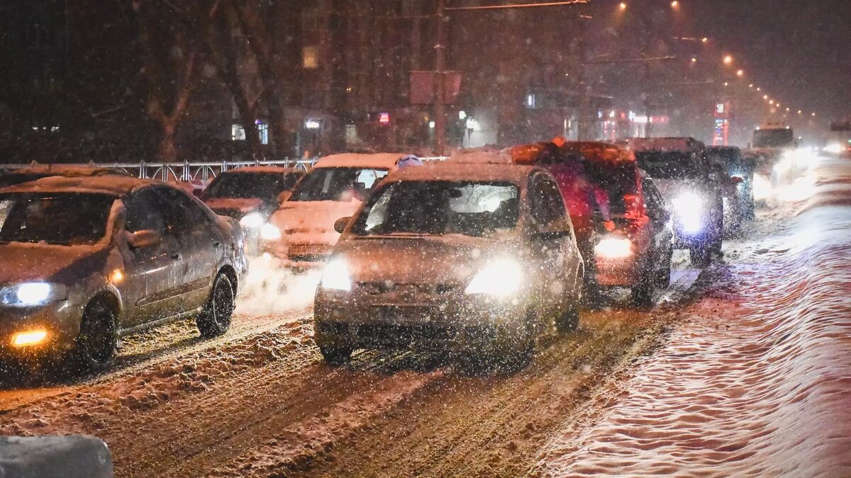     Движение на Тюменских дорогах остается затрудненным. В города сохраняются 9-балльные пробки, образовавшиеся еще в начале рабочего дня.