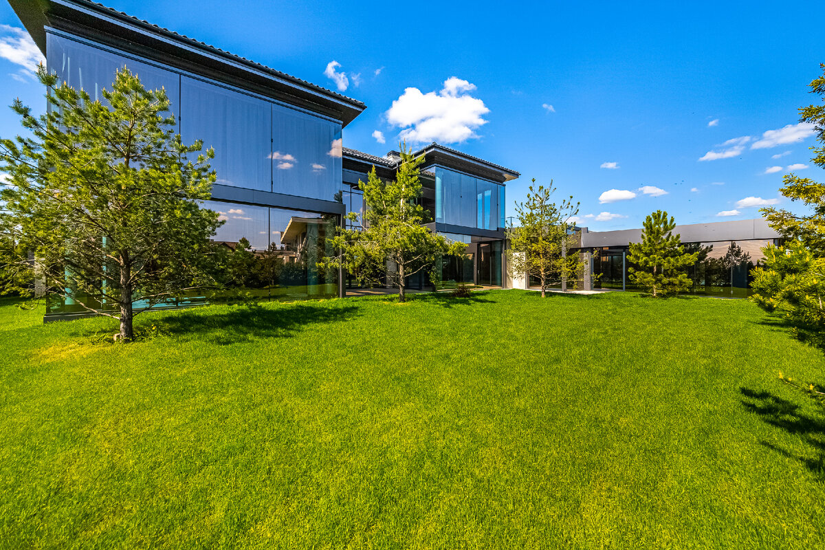 Вид на дом с участка в поселке Миллениум Парк