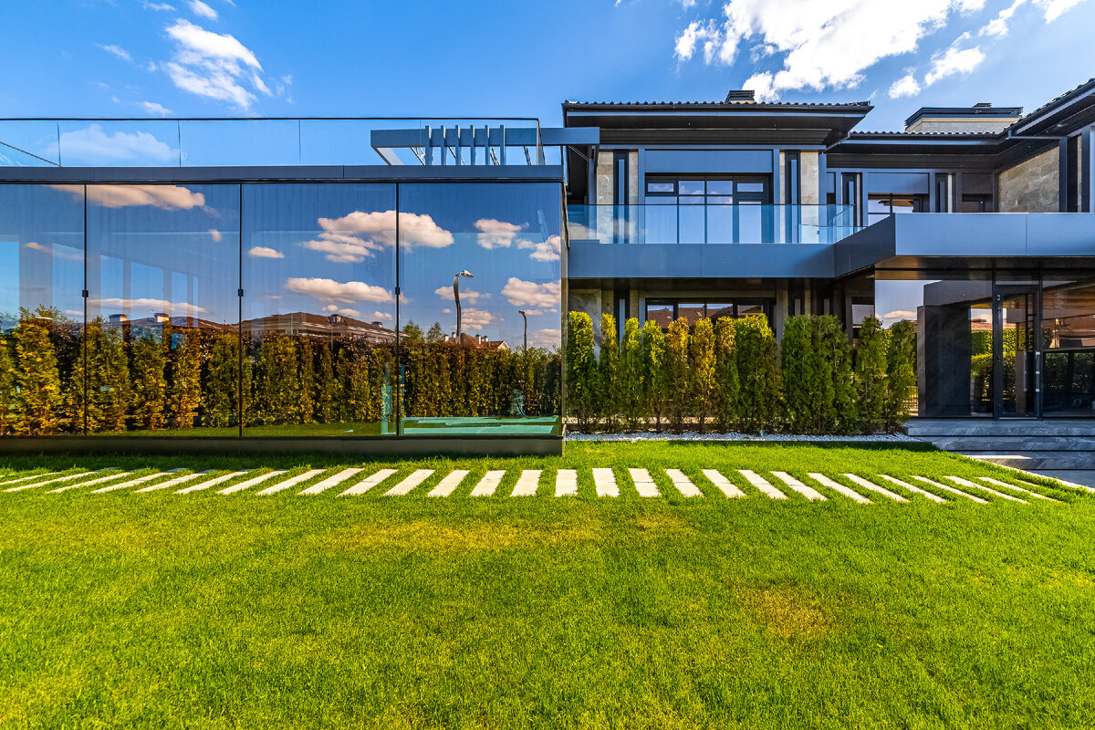 Вид на фасад дома в поселке Миллениум Парк