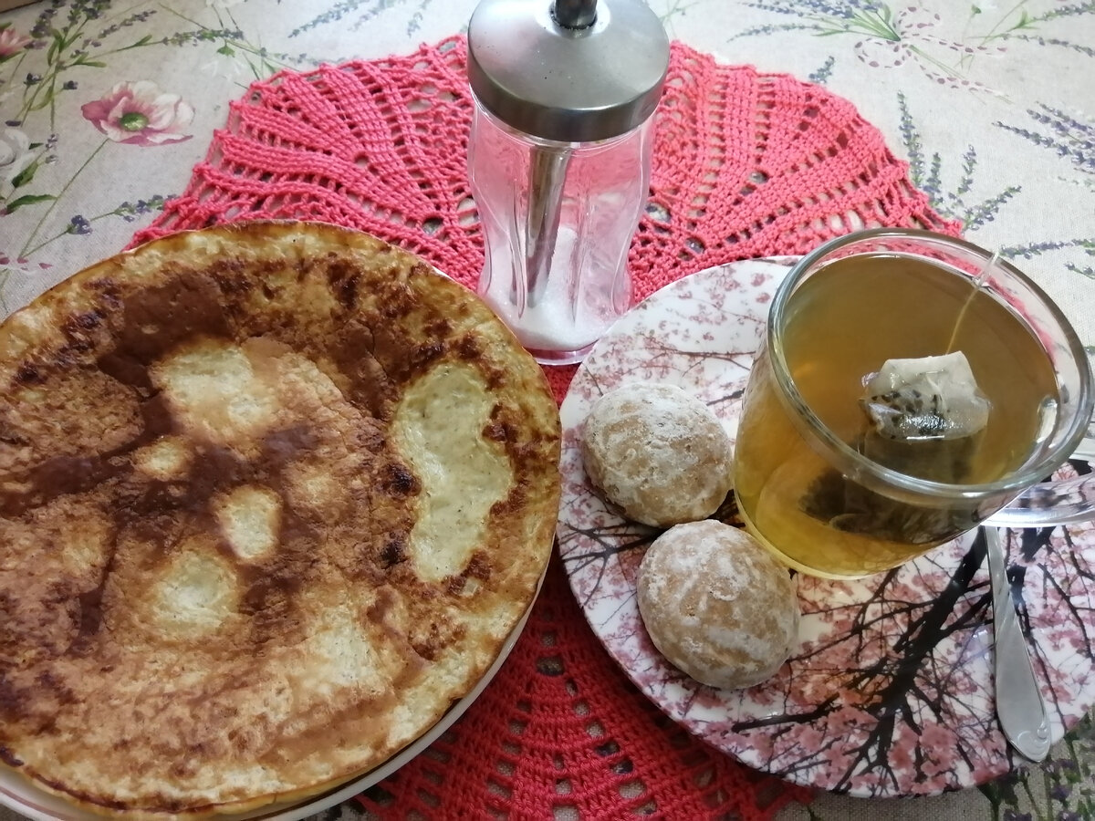 Овсяноблин. рецепт: Одно яйцо ,три столые ложки овсяных хлопьев, грамм 100 молока ,соль сахар по вкусу. Постоит минут 10 и выпекать на небольшом оге на сковороде смазанной подсолнечным маслом. Сковородку накрыть крышкой. проверять нижнюю сторону блина, когда с нижней стороны будет готов то можно будет перевернуть и опять под крышкой на слабом огне готовить уже вторую сторону блина. 