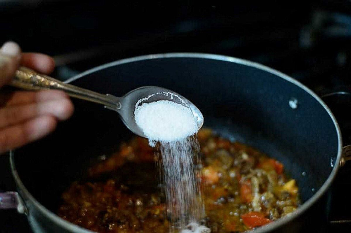 Добавить соль по вкусу. Пересоленный суп. Соль в кулинарии. Добавление соли в пищу. Солить суп.