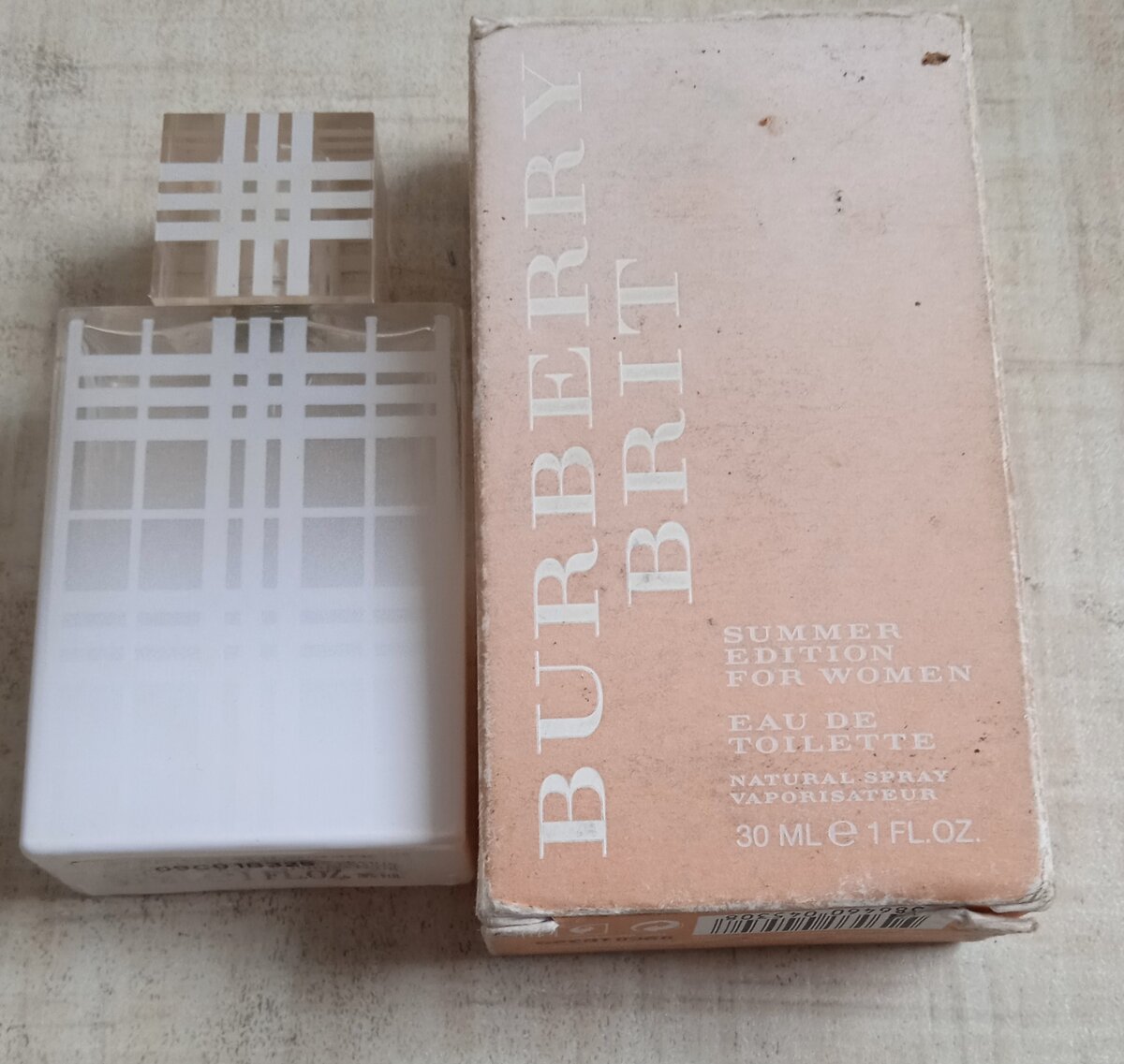 Аромат резковатый, не совпал с туалетной водой этого же производителя в похожей упаковке, который у меня был ранее. Поэтому флакон всё ещё почти полный, а ведь прошло больше десяти лет. 