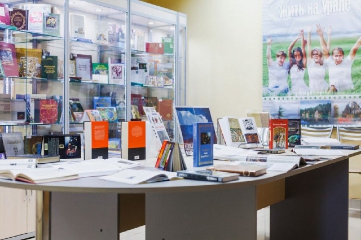    В Свердловскую межнациональную библиотеку купили литературу на 12 языках