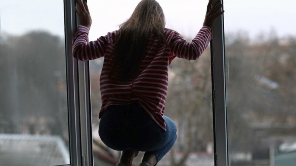 девушка спрыгнула с многоэтажки. девочка упаоа с 16этажа. девушка выбросилась из окна. девочка прыгнула из окна. девочка прыгнула из окна.