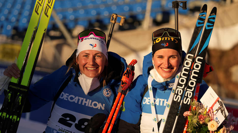 Фото: Matthias Schrader / AP📷Жюстин Брезаз-Буше (слева) и Жюлья Симон в январе 2022 года