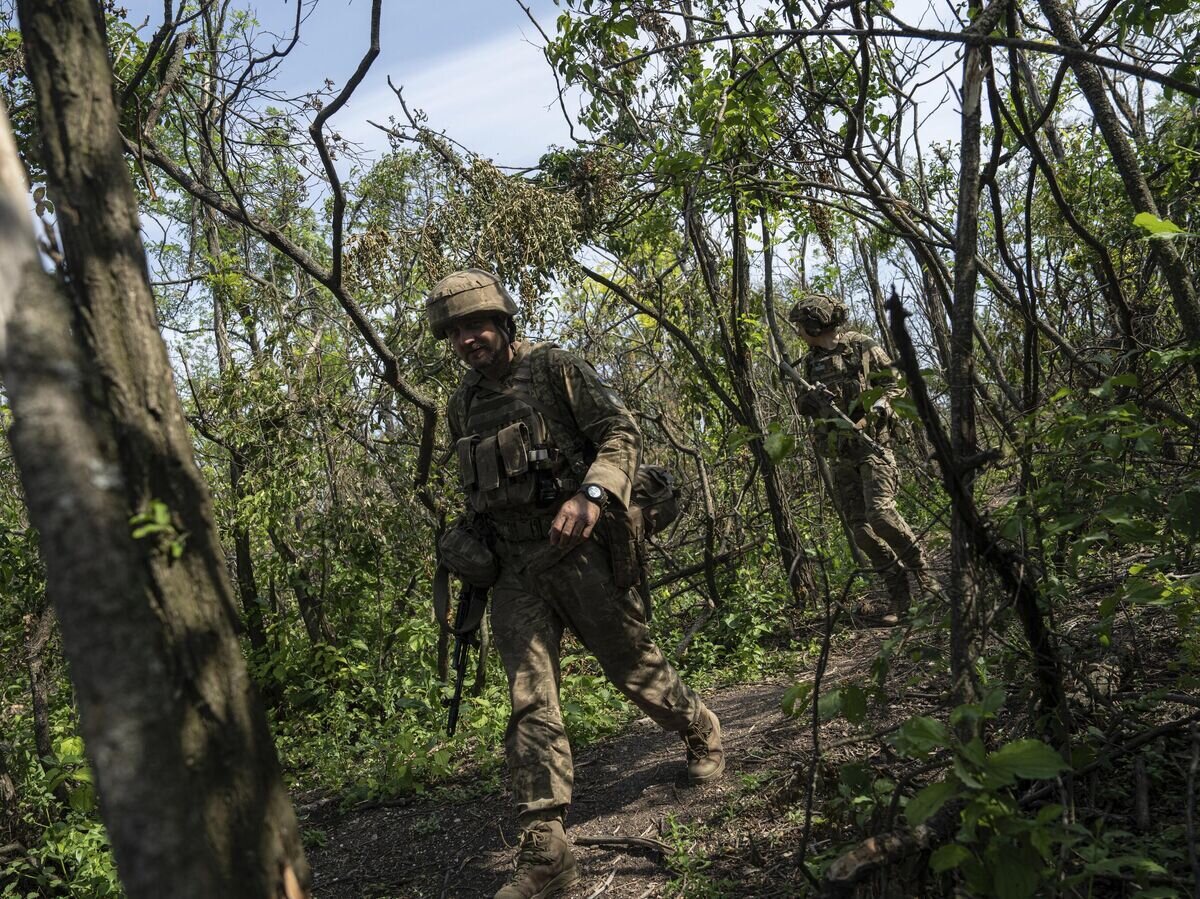    Украинские военнослужащие© AP Photo / Evgeniy Maloletka