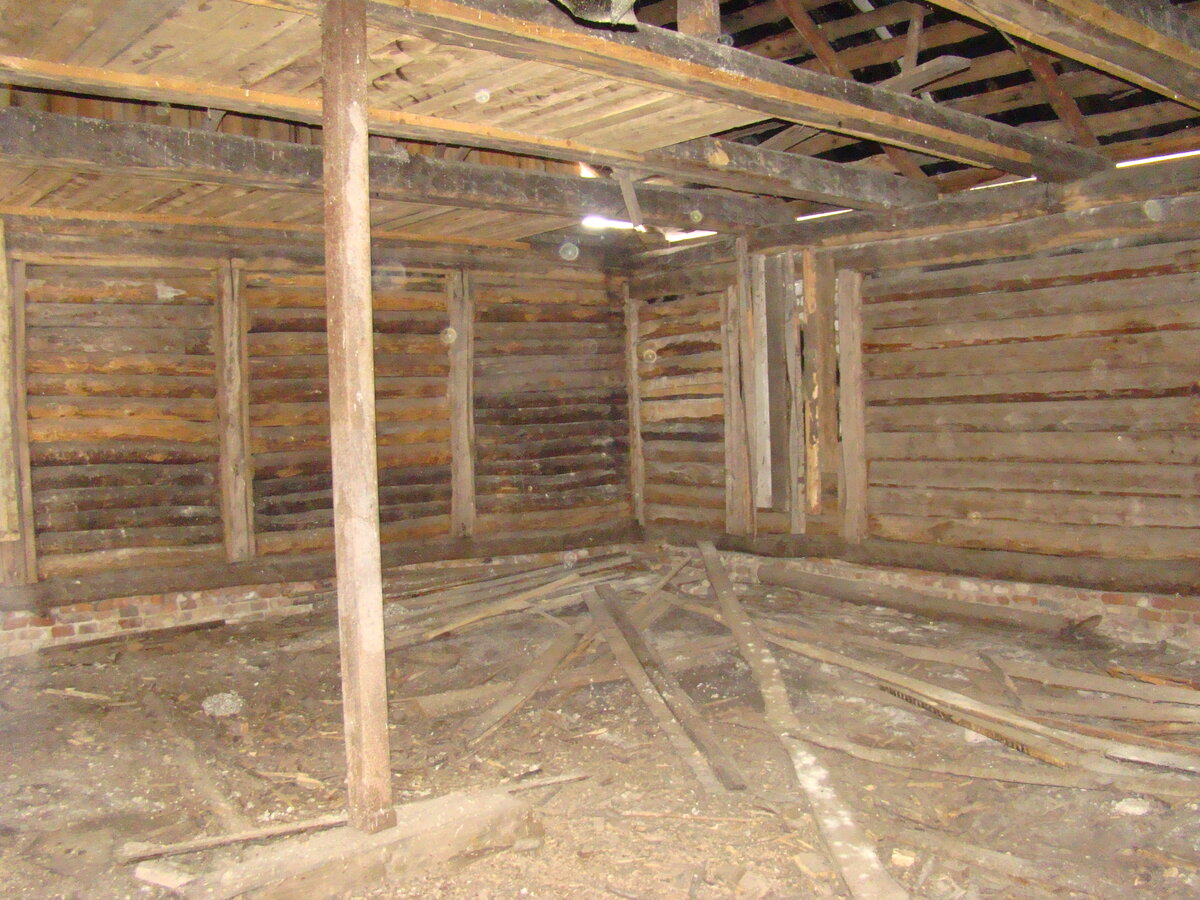 Вид дома внутри. доски на потолок укладывал уже я сам. 