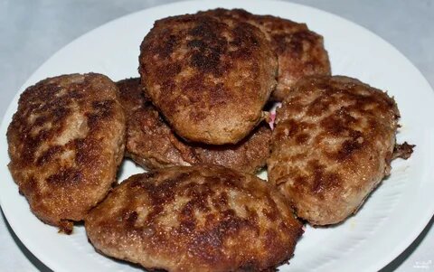 Фарш свиной 600 Грамм. Яйцо куриное 1 Штука. Лук репчатый 1 Штука. Чеснок 2 Зубчика .Батон 100 Грамм. Молоко 100 Грамм. Картофель 1 Штука. Сухари панировочные 5 Ст. ложек 