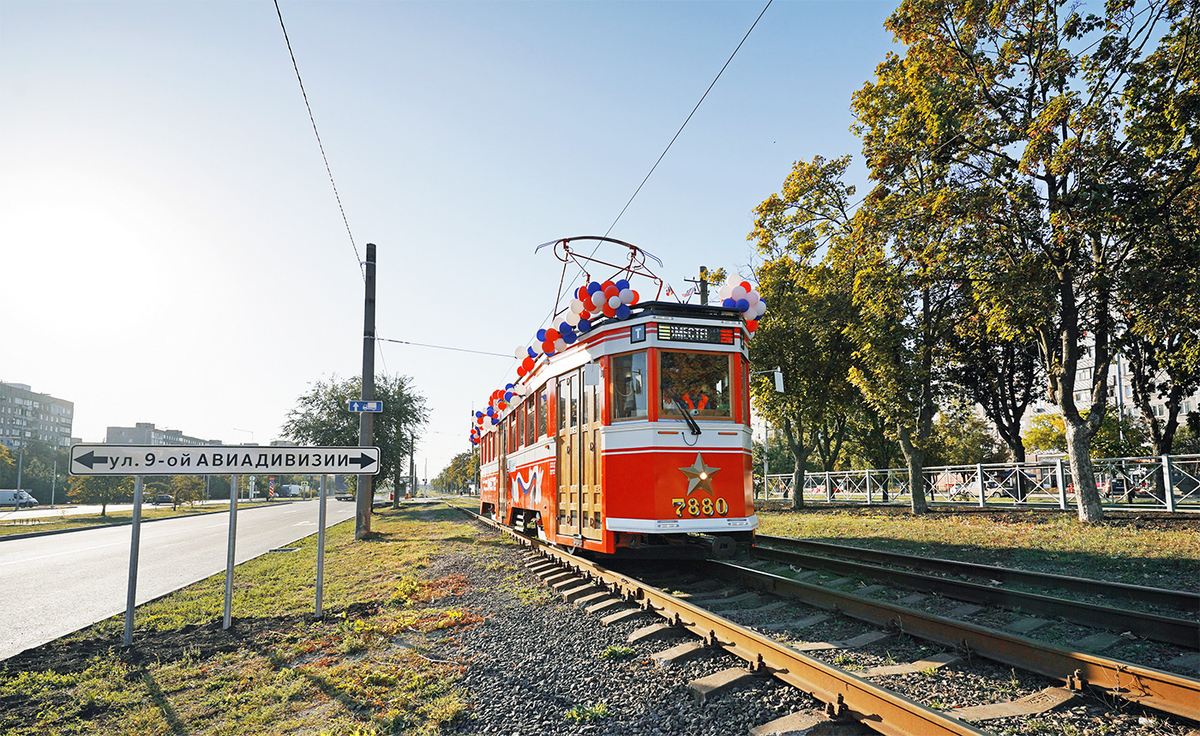 Реплика трамвая ЛМ-33 на бульваре Шевченка в Мариуполе, 23.09.23