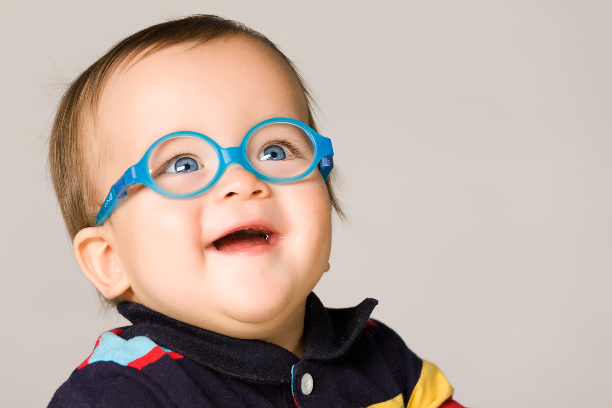 Дети одеты плохо. Дети с нарушением зрения. Очки для детей для зрения. Малыш в очках. Очки для маленьких детей для зрения.