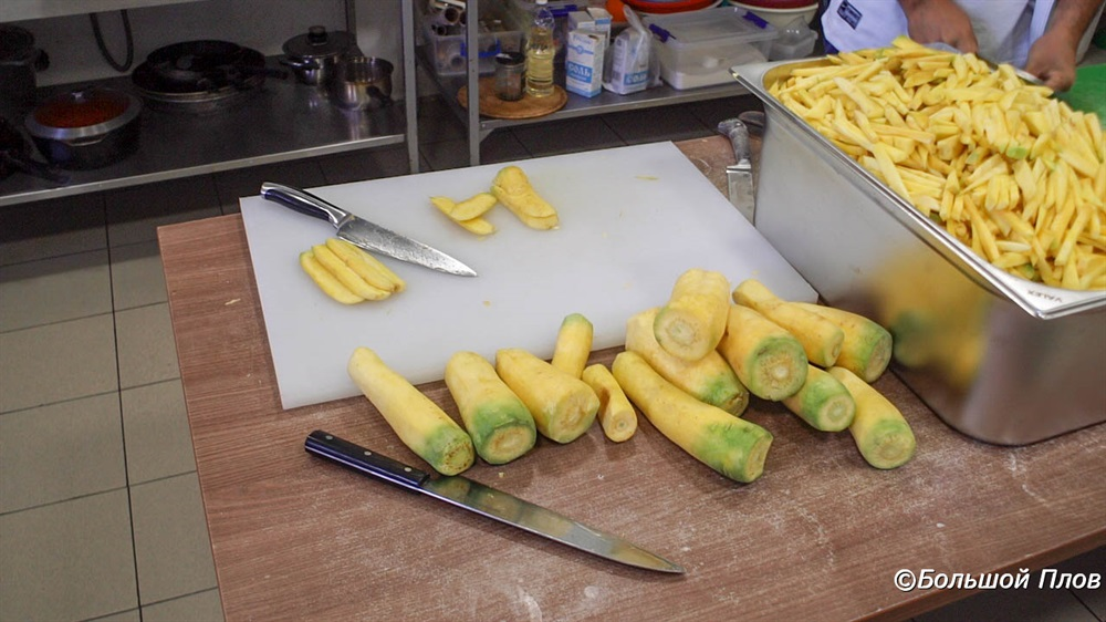 Пусть это не во дворе. Но вечер перед Большим Пловов на Эльбрусе