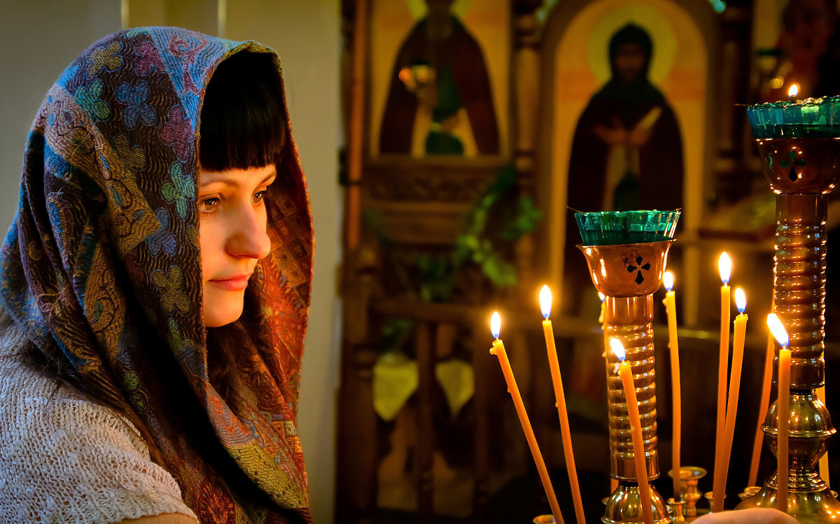 Можно ли молиться перед иконой. Православная женщина. Девушка в храме. Женщина у иконы в храме. Девушка у иконы в храме.