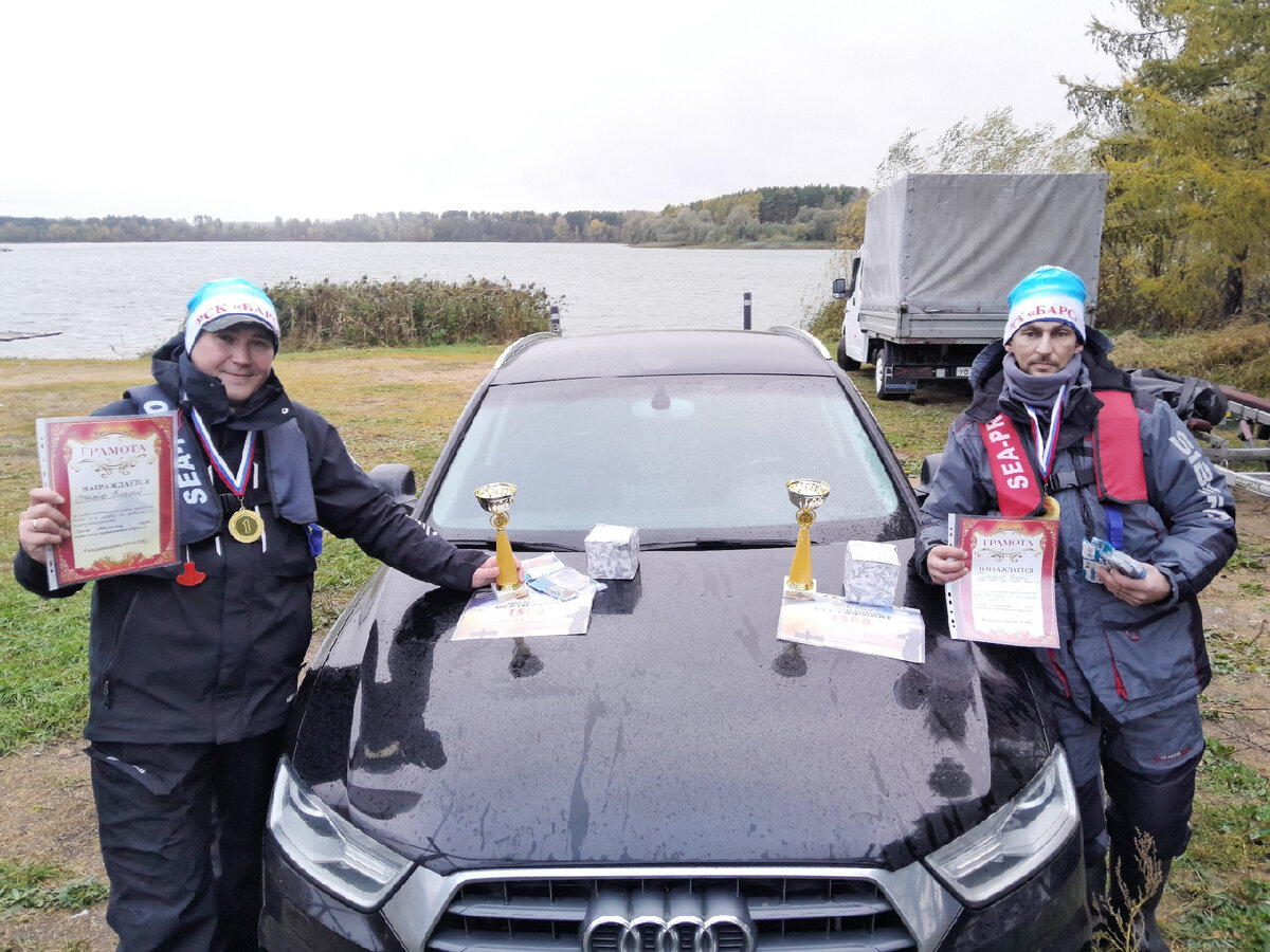 Первое место по рыбалке на хищника! Сердечно поздравляю ребят! 🤝 Валера слева, Серёга - справа. Машина - не приз, а декорация (на самом деле - она Валерина).