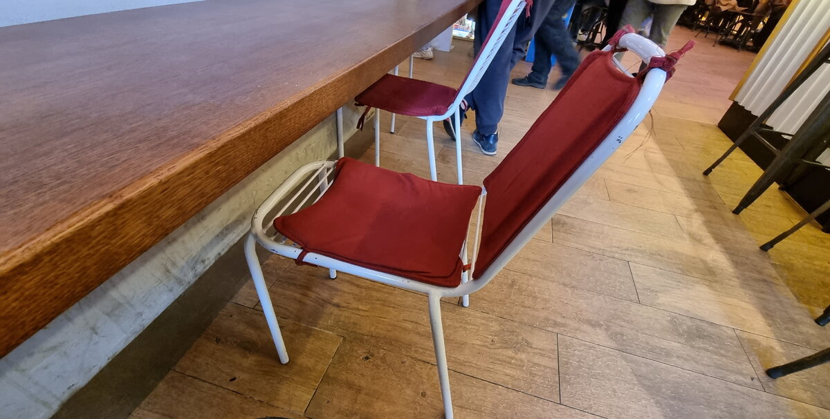 К-комфорт. Лучше, чем есть стоя. Слева стойка для грязной посуды.