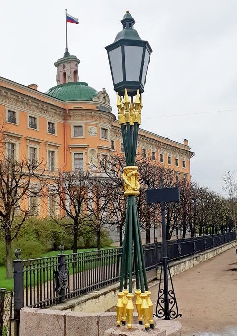 Вид на Михайловский замок с набережной Фонтанки  /фото из личного архива/