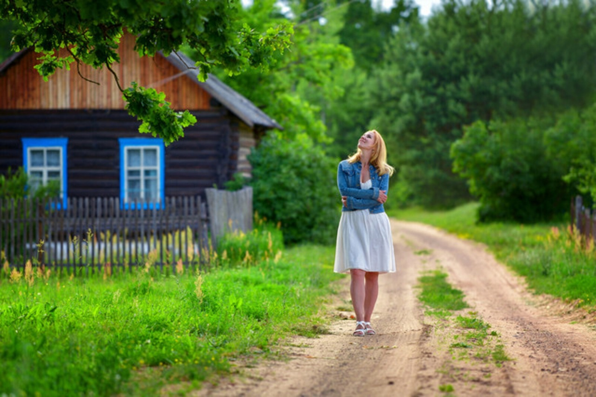 Моя жизнь в деревне. Городская девушка в деревне. Городская девочка в деревне. Лето в деревне девушка. Девушка из деревни в городе.