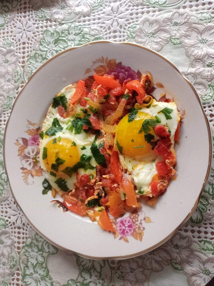 Яичница с луком, помидорами и перцем