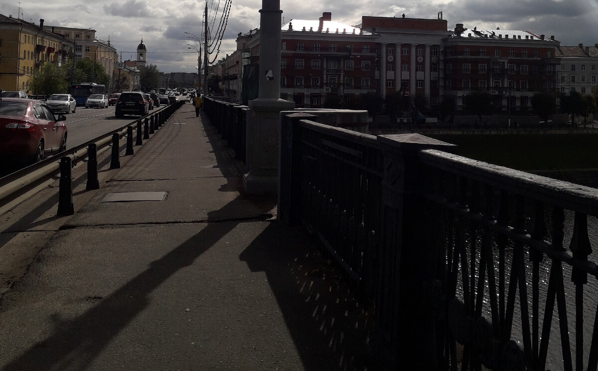 Вид с Нововолжского моста. Слева виден дом желтого цвета. Это уже хрущевка. Получается, дома № 1 и № 2 – сталинская постройка, № 3 – хрущевская. После них по набережной Степана Разина идут дома питерской постройки. Как-нибудь покажу их побольше, а не только маленький кусочек, как показала у памятника Андрею Дементьеву