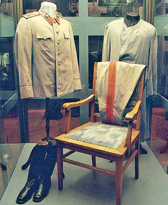 Китель, брюки, хромовые сапоги и летнее пальто Иосифа Сталина, представленные на выставке к 50-летию со дня его смерти