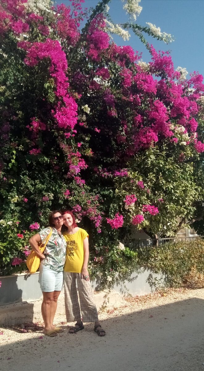 Не стала обрезать фото. Хотя, мне кажется, что мама фотографировала не нас, а бугенвилию.