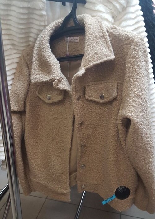  Новая меховая курточка . Цена 2000 рублей, размер примерно российский 44-46.