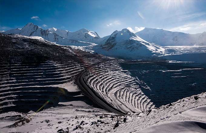 Вот так красиво выглядит месторождение Кумтор высоко в горах.