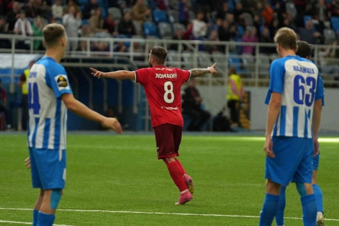 В манеже надо играть.