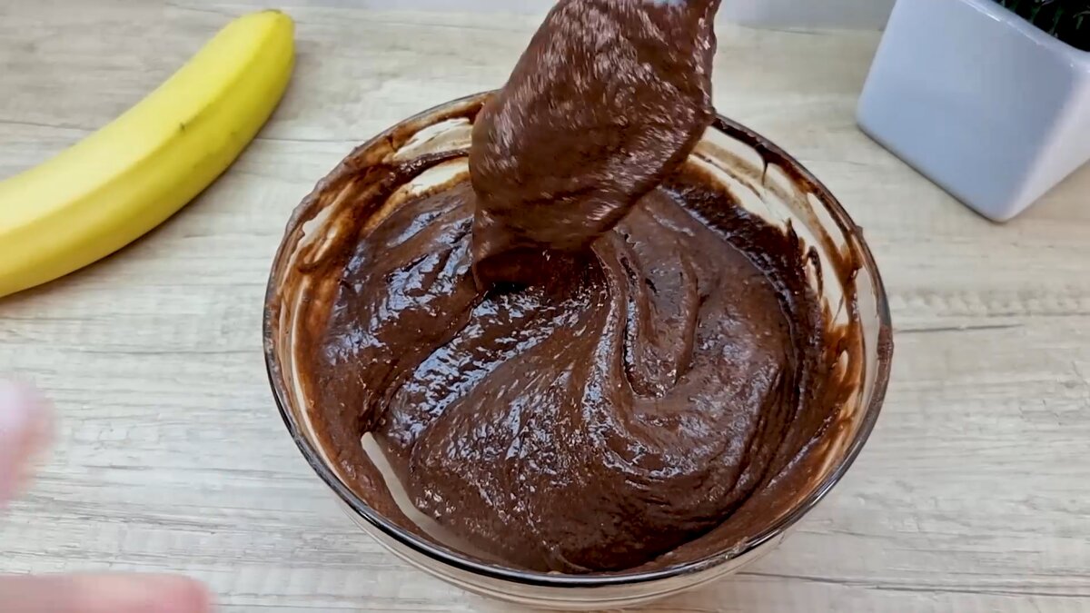 Бананы это вкусный способ утолить голод между завтраком и обедом. А еще банан - источник серотонина, который повышает настроение.  Также бананы – прекрасный источник калия, что питает сердечную мышцу.-7