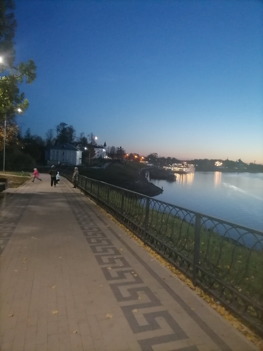 Набережная города. С другой стороны причала.