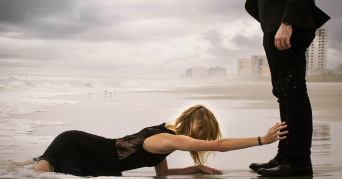 Созависимость — это патологическое состояние, характеризующееся глубокой поглощённостью и сильной эмоциональной, социальной или даже физической зависимостью от другого человека.