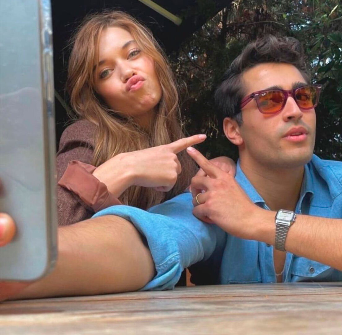 Исполнители главных ролей в сериале "Зимородок" Мерт Рамазан Демир и Афра Сарачоглу