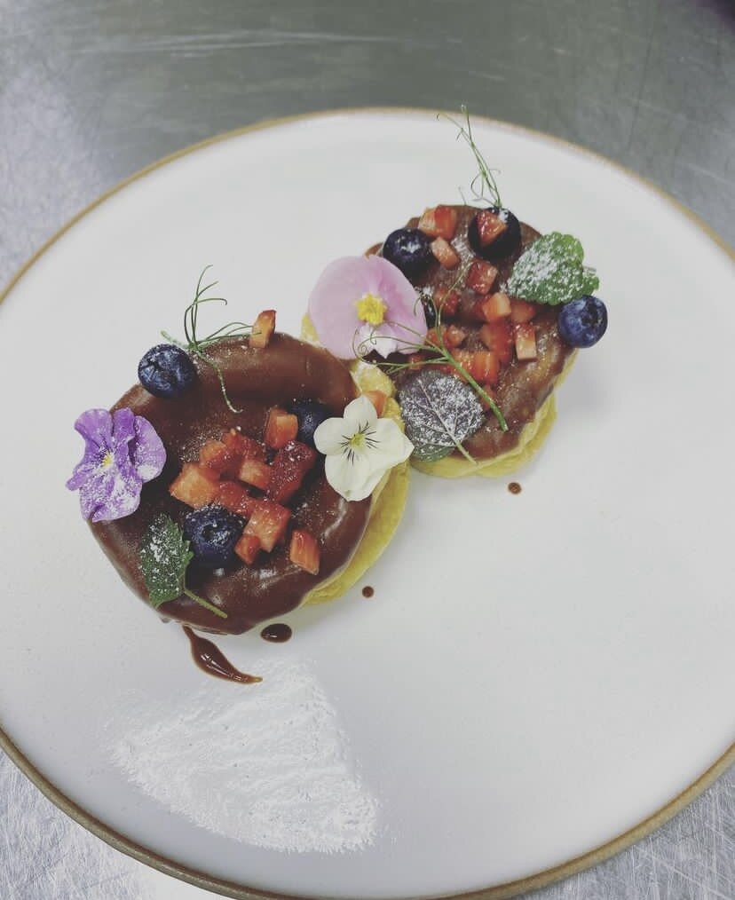 Заварное тесто на профитроли. 
1. Вода 300 г
2. Масло 100г
1. Вода 300 г
2. Масло сливочное 100 г
3. Мука 130 г
4. Яйца 4. штук
соль щепотка
Муку просеиваем. В сотейник наливаем воды и добавляем масло. Доводим до кипения но не кипятим. Как масло растворится вводим муку и быстро замешиваем деревянной попаткой. И завариваем тесто на огне выше среднего около 2.5 минут. На дне сотейника должна образоваться небольшая корочка. Затем перекладываем в миску и начинаем взбивать миксером интенсивно. В этот момент вводим тонкой струйкой яйца с солью. Взбиваем до консистенции заварного крема. Отсаживаем на противень застеленный бумагой для выпечки порции диаметром 3 см. На расстоянии друг от друга на 2 см. И ставим в печь при 200 С на 20 мин.
