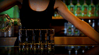Девочка пьяна ее утешает бармен. Девушка в баре. Девушка с текилой в баре. Барная стойка с бокалами. Девушки пьют в баре.