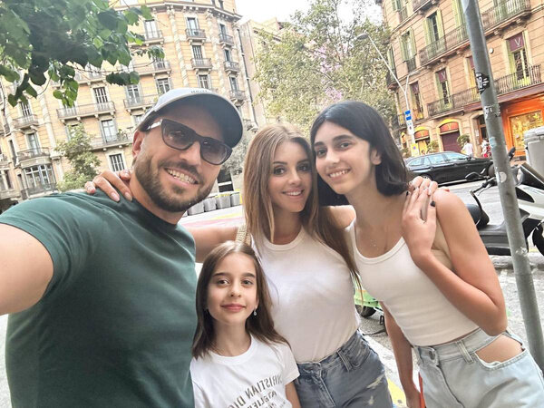 Фотографий из Испании у Реввы хоть отбавляй. Фото © Instagram (соцсеть запрещена в РФ; принадлежит корпорации Meta, которая признана в РФ экстремистской) / arthurpirozhkov