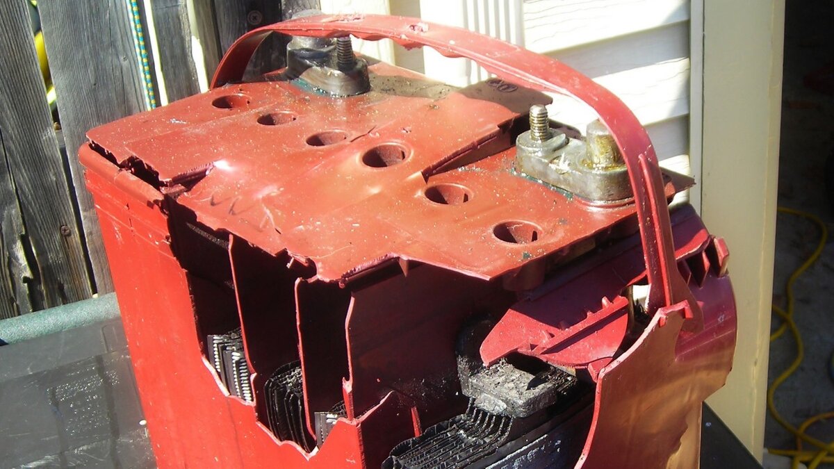 Чтобы не угробить свое авто, лучше использовать автоматическое ЗУ.