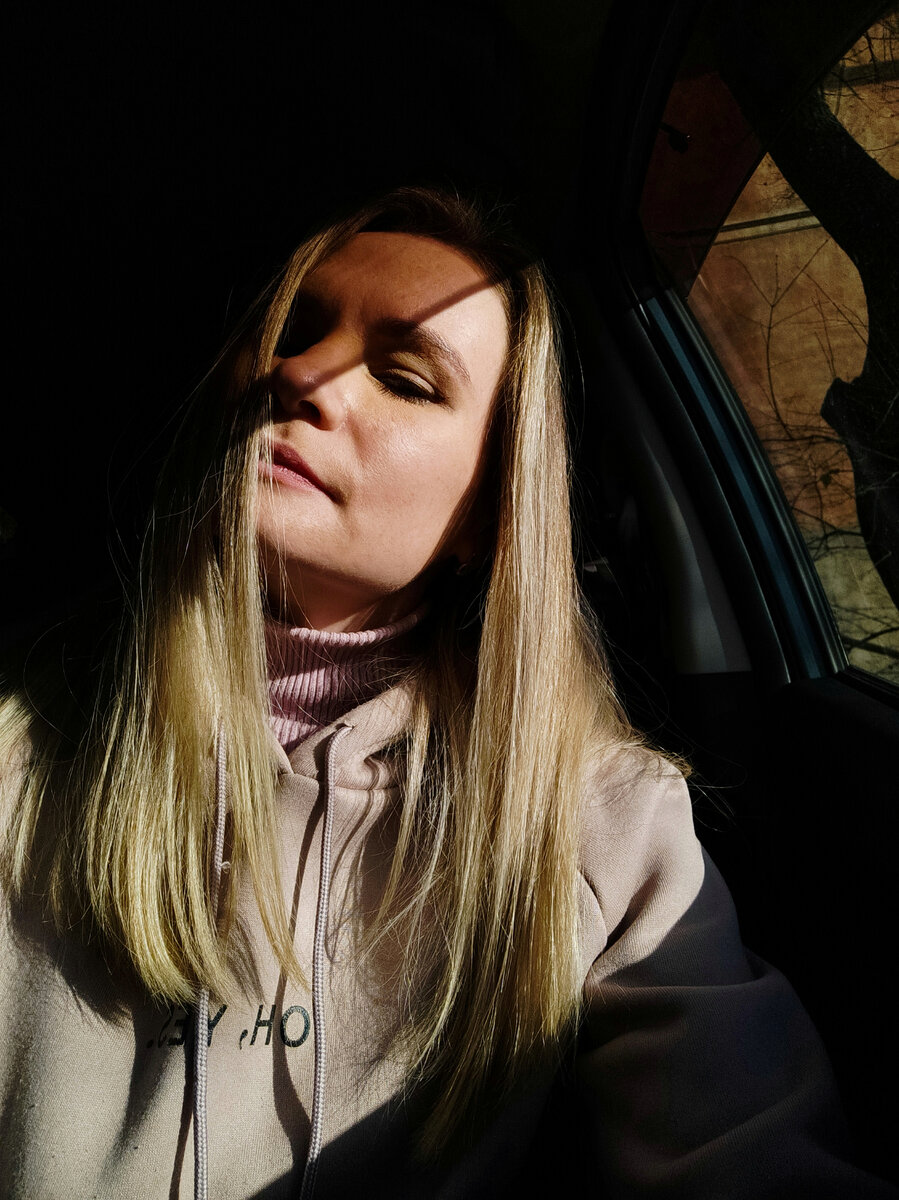 Нравится мне эта фотография. Это я жду маму в машине, возила её по вопросам с документами.