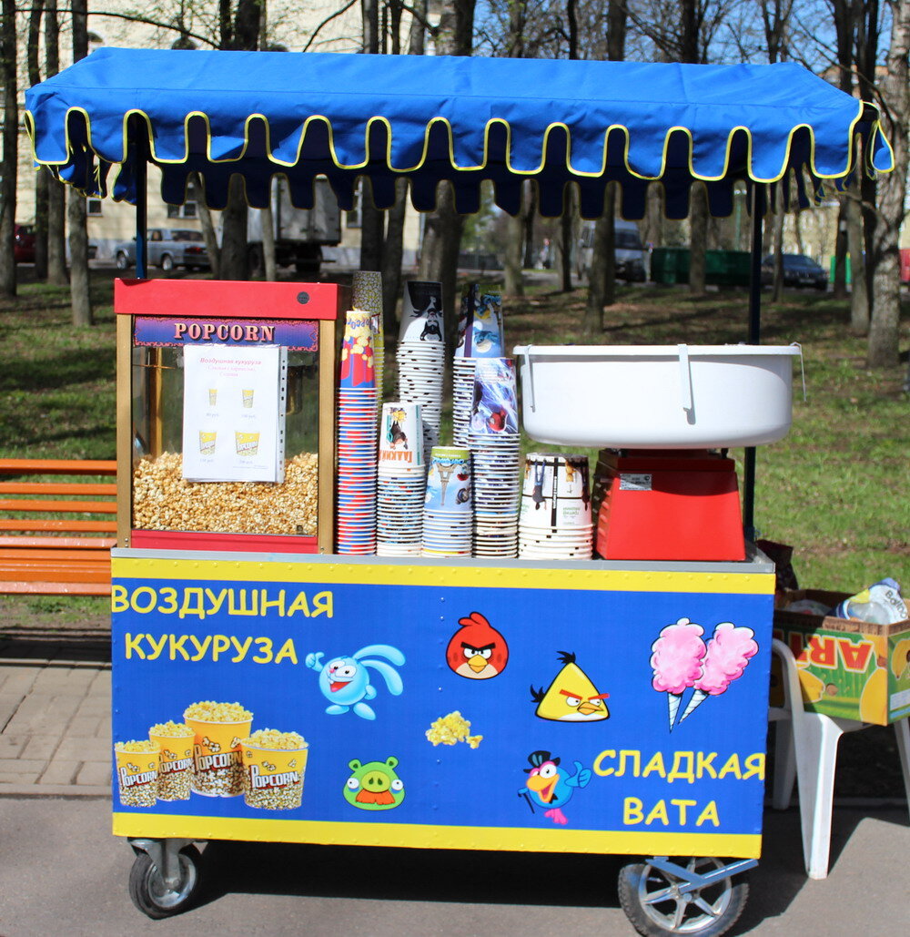 Пример стандартной продуктовой палатки в парке города